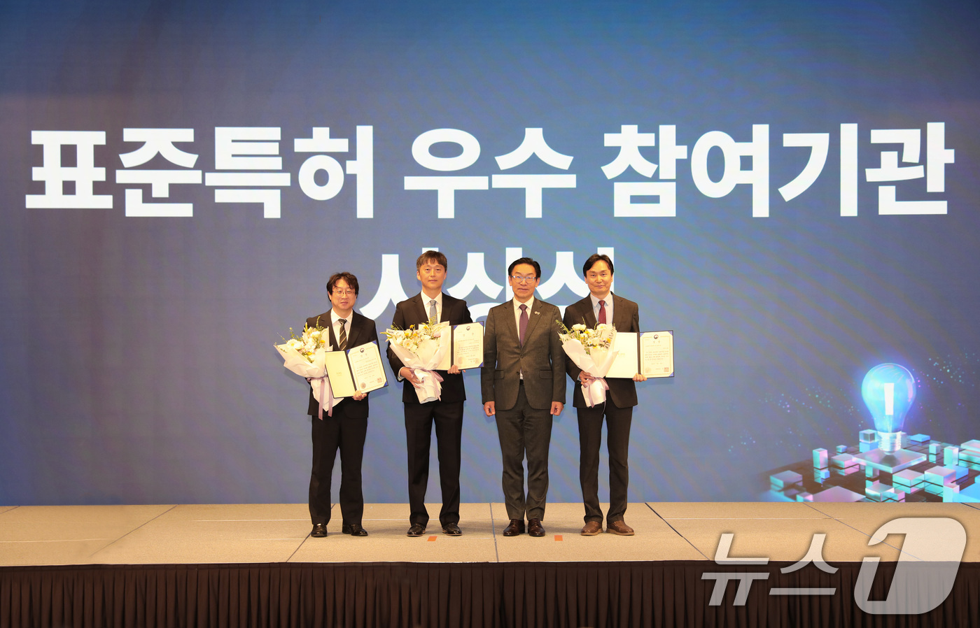 (서울=뉴스1) = 김완기 특허청장이 26일 서울 송파구 소피텔 앰배서더 서울 그랜드볼룸 방돔에서 열린 '표준특허 전략 확산 컨퍼런스'에 참석해 수상자들과 함께 기념 촬영을 하고 …