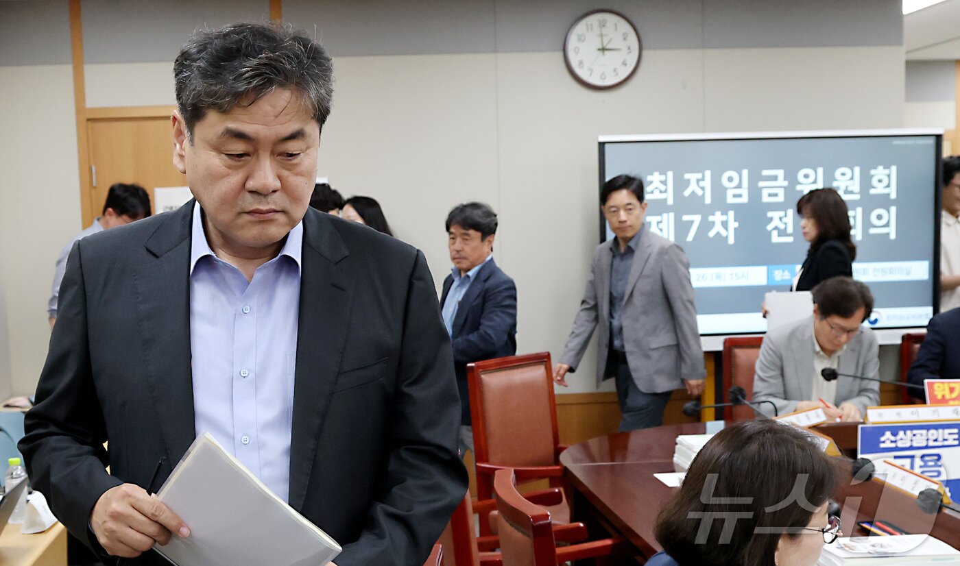 본문 이미지 - 26일 세종시 정부세종청사에서 고용노동부에서 열린 최저임금위원회 제7차 전원회의에 이인재위원장을 비롯한 공익위원들이 입장하고 있다. 2025.6.26/뉴스1 ⓒ News1 김기남 기자