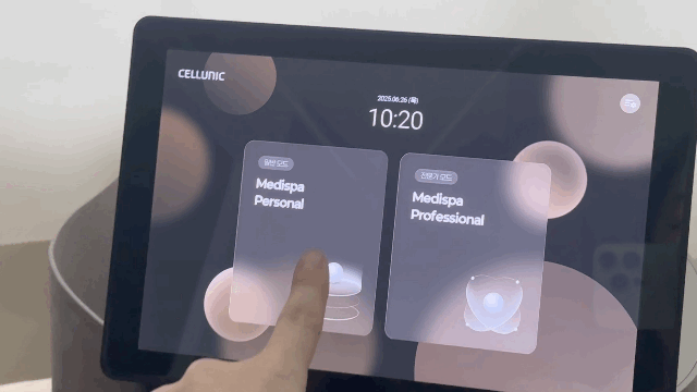 본문 이미지 - 세라젬 셀루닉 메디스파 프로 제품을 동작하는 모습. ⓒ News1 이민주 기자