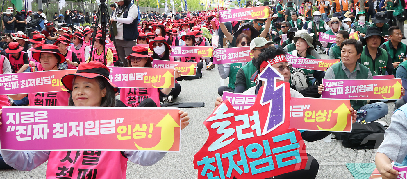 (세종=뉴스1) 김기남 기자 = 민주노총과 한국노총이 참여한 모두를 위한 최저임금 운동본부 조합원들이 26일 오후 세종시 정부세종청사 고용노동부 앞에서 '진짜 최저임금' 인상 촉구 …