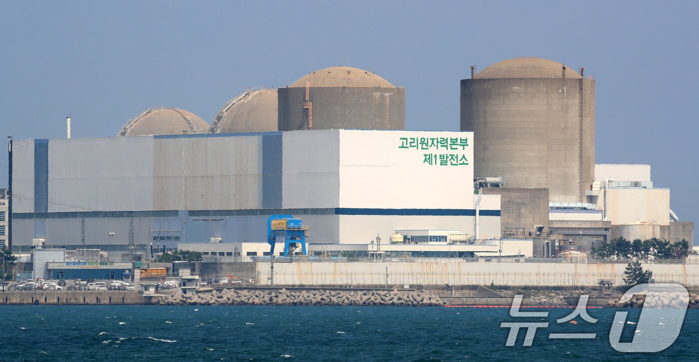 본문 이미지 - 원자력안전위원회가 6월 26일 해체를 결정한 국내 최초 상업용 원자력발전소인 부산 기장군 고리 1호기&#40;오른쪽 첫 번째&#41; 모습. /뉴스1 ⓒ News1 윤일지 기자