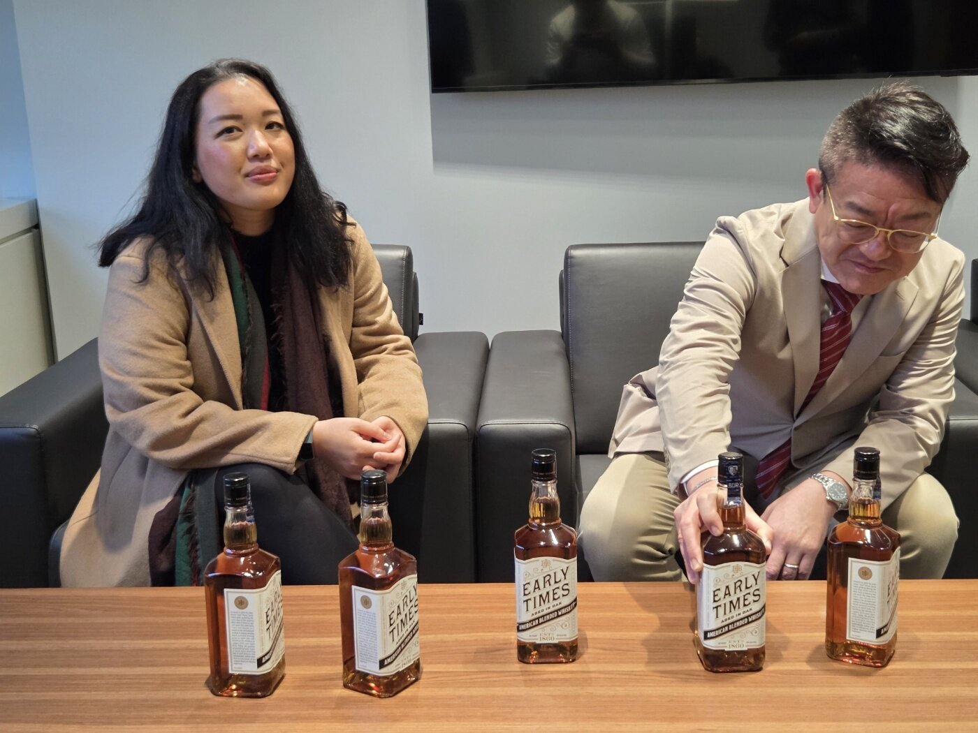본문 이미지 - &#40;왼쪽&#41;애나 램 사제락컴퍼니&#40;Sazerac Company&#41; 마케팅 디렉터가 얼리타임즈를 소개하는 모습.