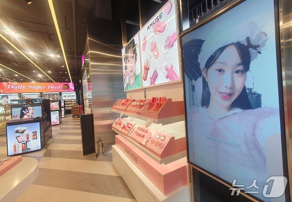 본문 이미지 - ㈜신세계는 프리미엄 뷰티 편집숍 &#39;시코르&#39;&#40;CHICOR&#41; 강남역점을 리뉴얼해 27일 새롭게 선보인다. 2025.6.26/뉴스1 ⓒ News1 김명신 기자