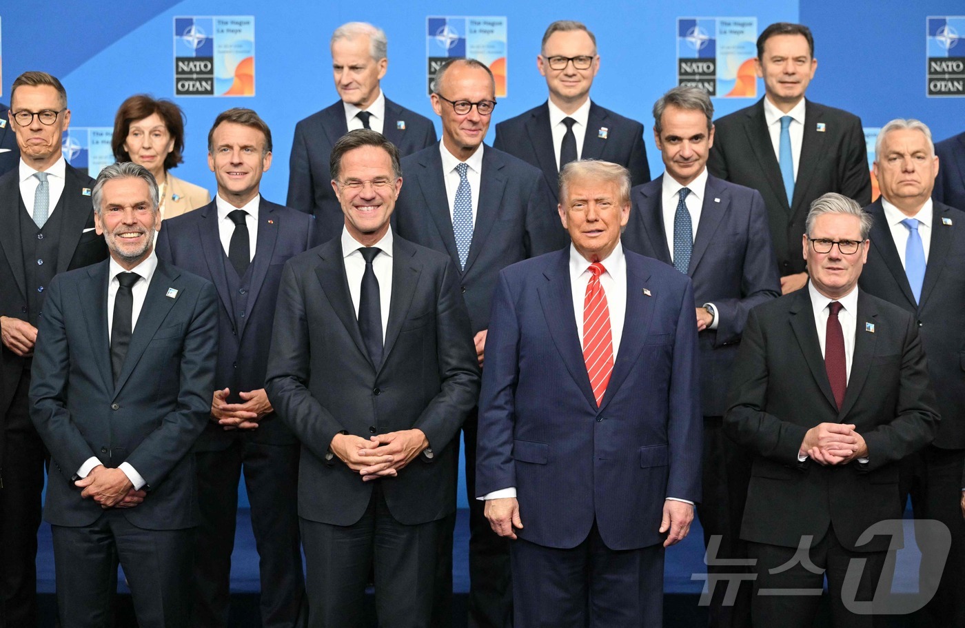 (헤이그 AFP=뉴스1) 이지예 객원기자 = 25일(현지시간) 네덜란드 헤이그에서 열린 나토 정상회의에서 참가국 정상들이 단체 사진을 촬영하고 있다. 2025.06.25.ⓒ AFP …