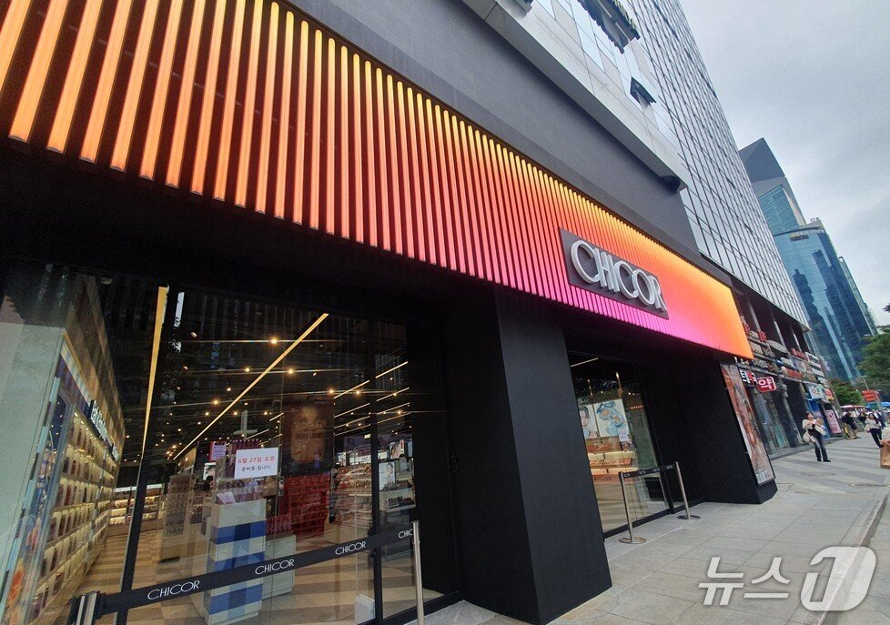본문 이미지 - ㈜신세계는 프리미엄 뷰티 편집숍 &#39;시코르&#39;&#40;CHICOR&#41; 강남역점을 리뉴얼해 27일 새롭게 선보인다. 2025.6.26/뉴스1 ⓒ News1 김명신 기자