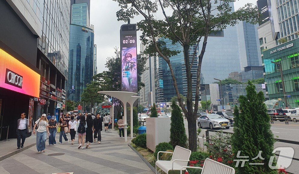 본문 이미지 - ㈜신세계가 27일 프리미엄 뷰티 편집숍 &#39;시코르&#39;&#40;CHICOR&#41; 강남역점을 리뉴얼해 새롭게 선보인다. CJ올리브영도 오는 7월 2일 센트럴 강남타운점&#40;사진 오른쪽&#41;을 오픈할 예정으로, 강남역을 중심으로 K-뷰티 경쟁이 치열해질 것으로 예상된다. 2025.6.26/뉴스1 ⓒ News1 김명신 기자