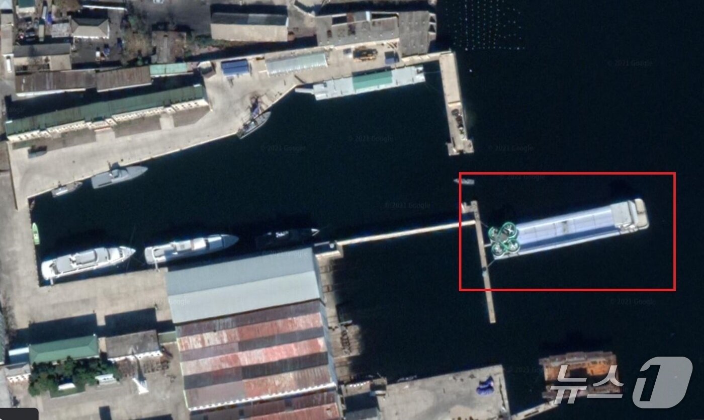 본문 이미지 - 강원도 원산 인근 항구에 김 씨 일가 전용 유람선이 정박한 모습. 이 유람선에서 초록색으로 나타나는 부분이 워러 슬라이드로 파악되고 있다.&#40;구글 어스 갈무리&#41;