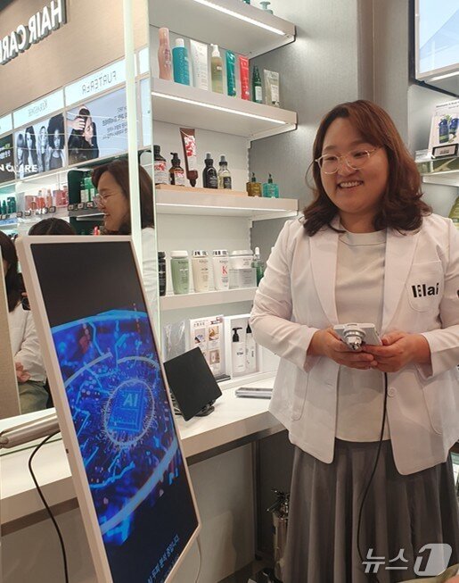 본문 이미지 - 프리미엄 뷰티 편집숍 &#39;시코르&#39;&#40;CHICOR&#41; 강남역점에서는 &#39;초개인화 서비스&#39; 일환으로 AI 두피&#40;모발, 탈모 등&#41; 분석 서비스를 제공할 예정이다. 시연 모습. 2025.6.26/뉴스1 ⓒ News1 김명신 기자