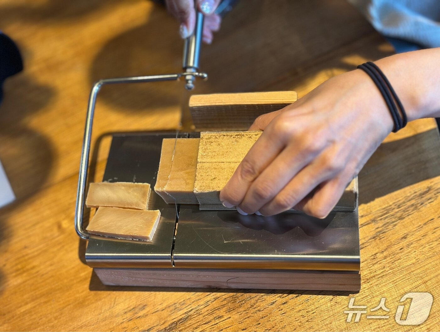 본문 이미지 - 체크인 할때 사용할 비누를 잘라서 가져가야 한다.ⓒ News1 윤슬빈 기자