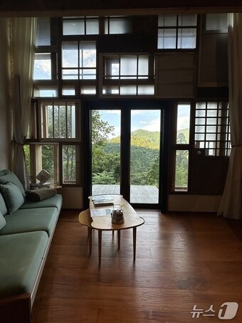 본문 이미지 - 2층 구조로 전망 좋은 객실. ⓒ News1 윤슬빈 기자