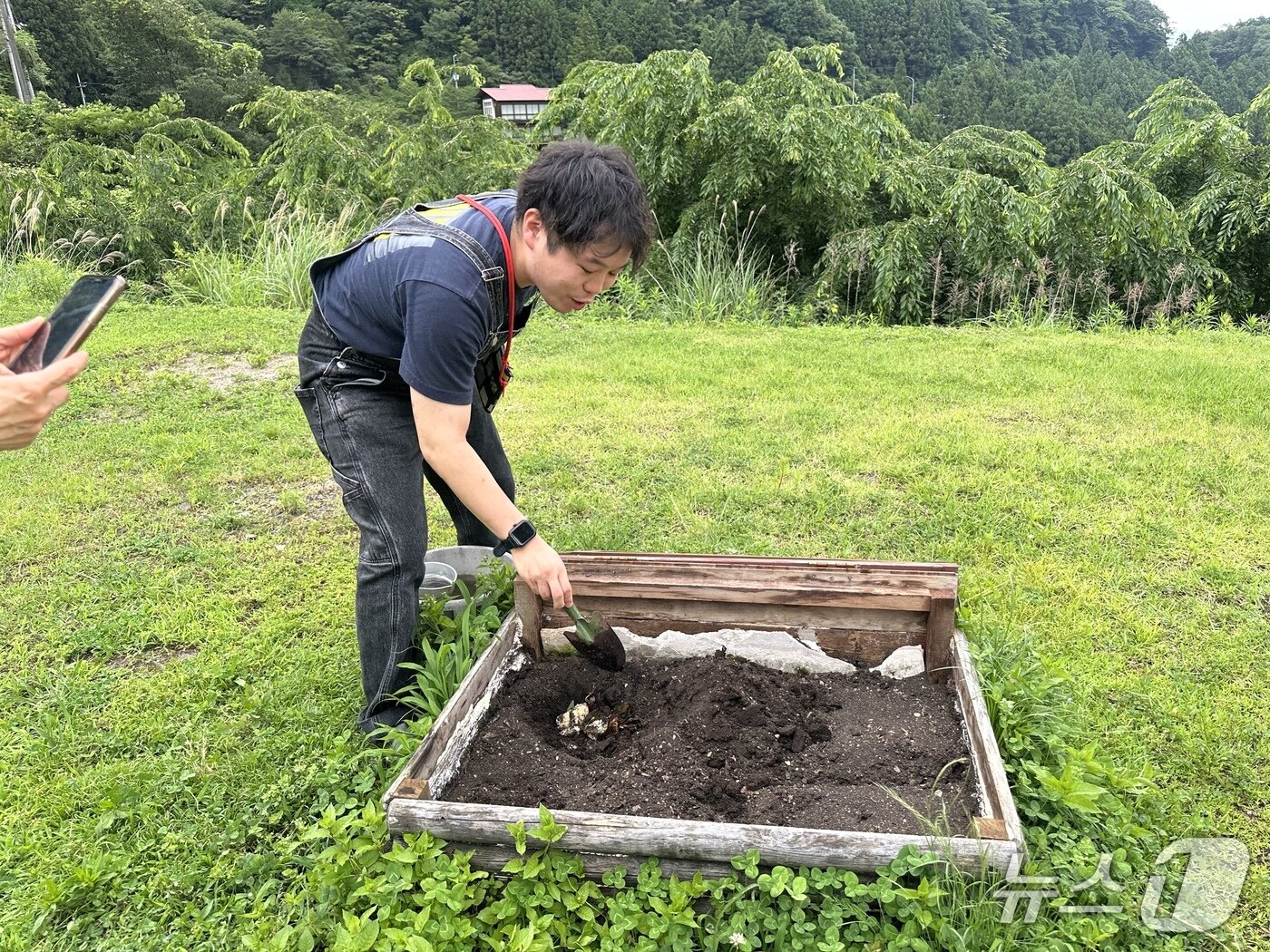 본문 이미지 - 체크아웃 전 음식물 쓰레기는 야외 퇴비장에서 처리한다.ⓒ News1 윤슬빈 기자