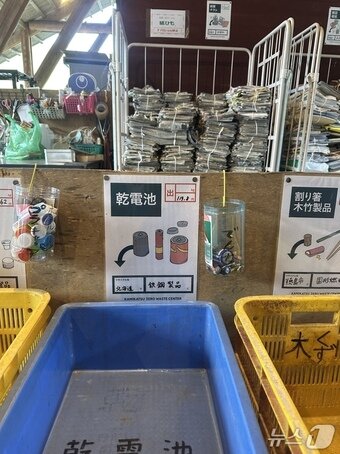 본문 이미지 - 각 쓰레기 바구니마다 처리하는데에 얼마 만큼 비용이 들거나 혹은 돈을 버는지, 해당 쓰레기는 어느 지역으로 가는 지 적혀 있다.ⓒ News1 윤슬빈 기자