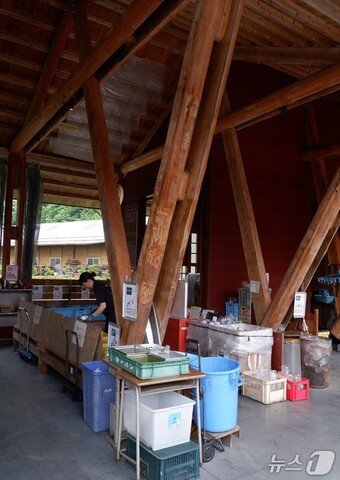 본문 이미지 - 분리수거가 어려운 어르신을 돕기 위해 항상 직원이 상주해 있다.ⓒ News1 윤슬빈 기자