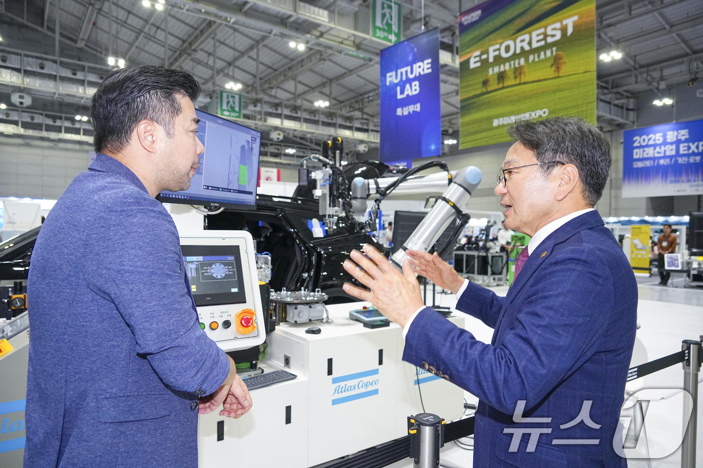 (광주=뉴스1) 박준배 기자 = 강기정 광주시장이 26일 오후 서구 김대중컨벤션센터에서 개막한 '2025광주미래산업엑스포' 행사장을 찾아 참여 기업 부스를 둘러보고 있다. (광주시 …