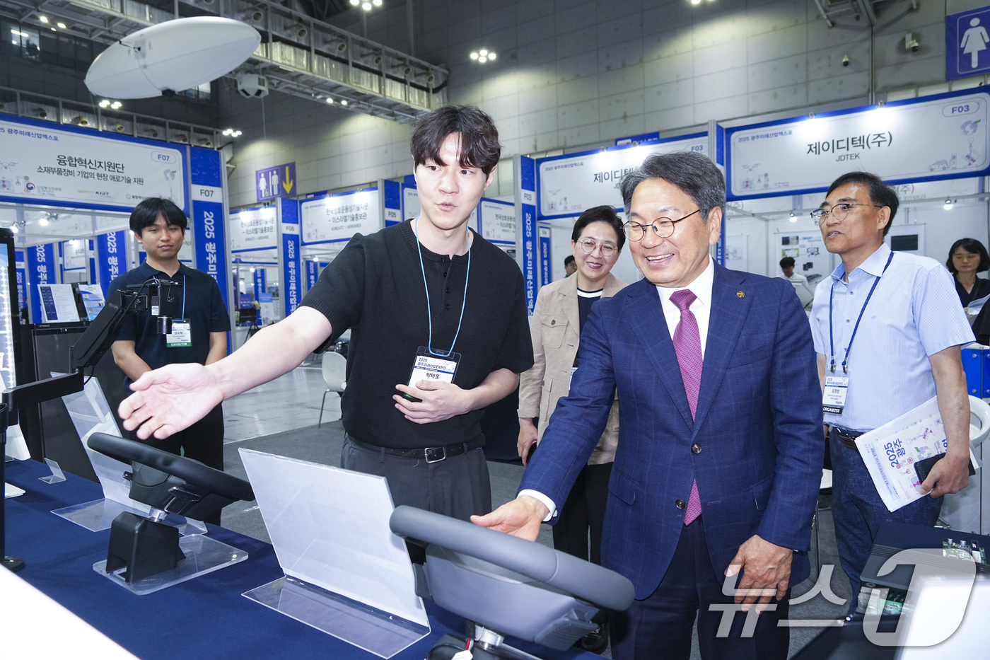 (광주=뉴스1) 박준배 기자 = 강기정 광주시장이 26일 오후 서구 김대중컨벤션센터에서 개막한 '2025광주미래산업엑스포' 행사장을 찾아 참여 기업 부스를 둘러보고 있다. (광주시 …