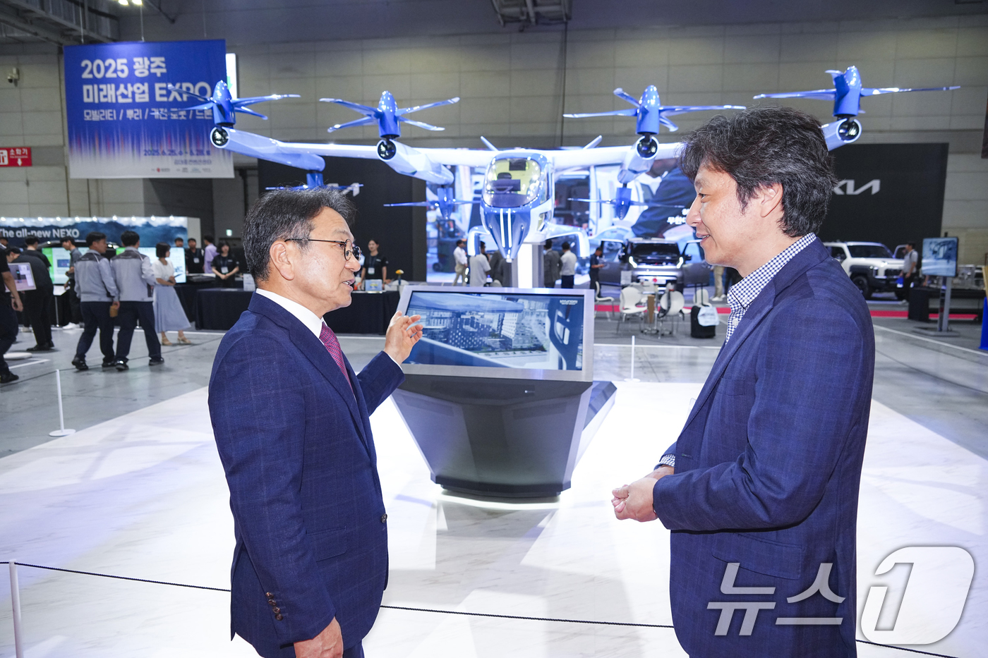 (광주=뉴스1) 박준배 기자 = 강기정 광주시장이 26일 오후 서구 김대중컨벤션센터에서 개막한 '2025광주미래산업엑스포' 행사장을 찾아 참여 기업 부스를 둘러보고 있다. (광주시 …
