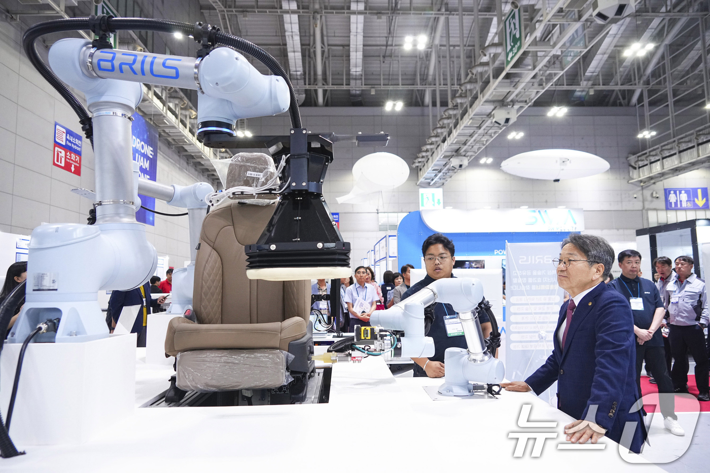 (광주=뉴스1) 박준배 기자 = 강기정 광주시장이 26일 오후 서구 김대중컨벤션센터에서 개막한 '2025광주미래산업엑스포' 행사장을 찾아 참여 기업 부스를 둘러보고 있다. (광주시 …