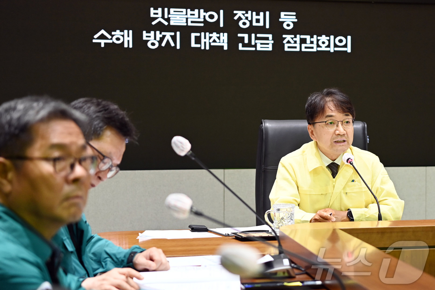 (서울=뉴스1) = 김광용 행정안전부 재난안전관리본부장이 26일 정부서울청사 서울상황센터에서 열린 호우 대비 관계기관 대책회의에서 기관별 수해 방지 대책을 점검하고 있다. (행정안 …