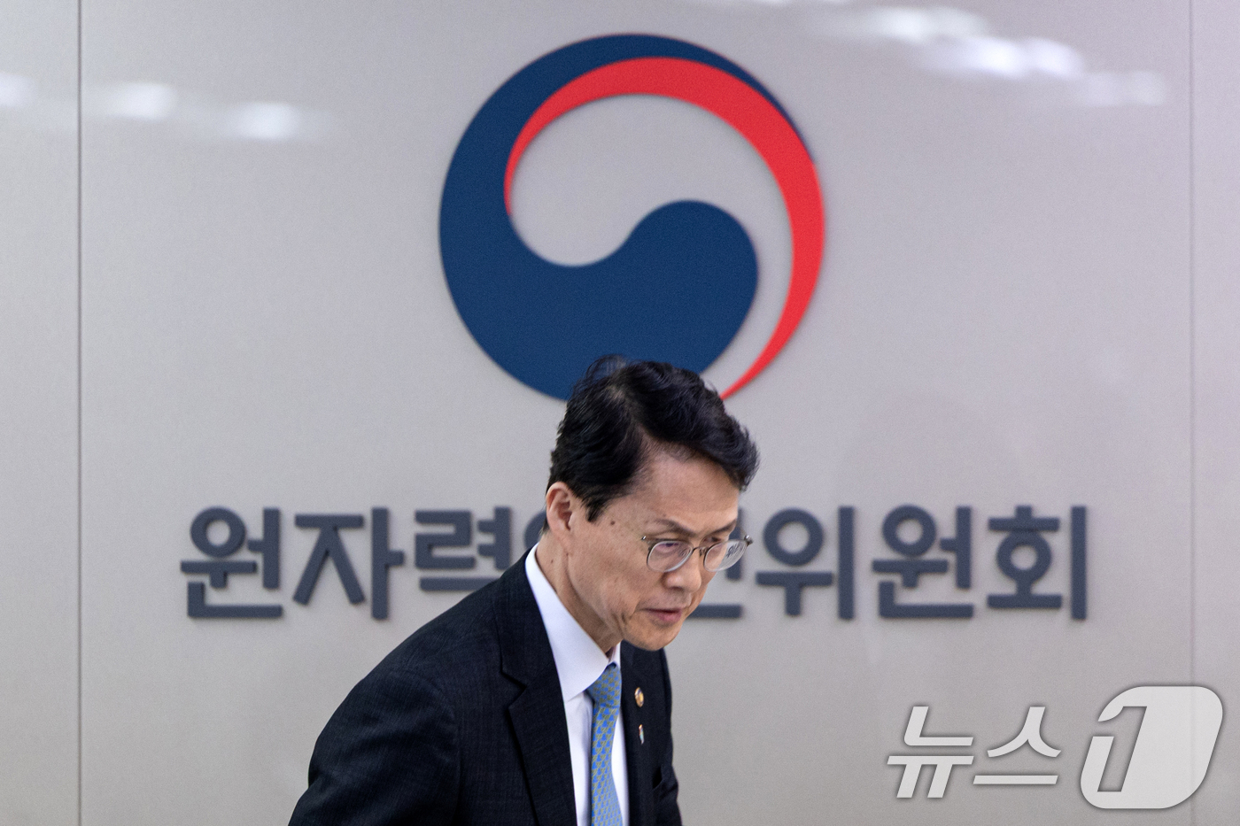 (서울=뉴스1) 이승배 기자 = 최원호 원자력안전위원회 위원장이 26일 오전 서울 중구 원자력안전위원회(원안위)에서 열린 제216회 전체회의에 참석하고 있다.원안위는 이날 전체회의 …