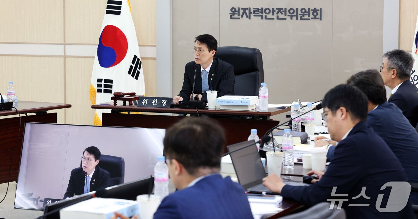 본문 이미지 - 제216회 원안위 회의&#40;원안위 제공&#41;/뉴스1