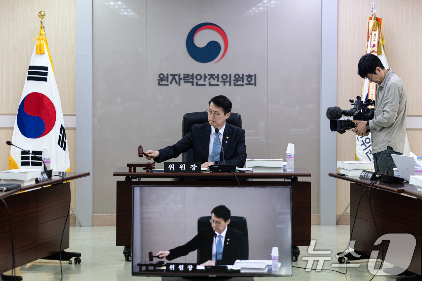 (서울=뉴스1) 이승배 기자 = 최원호 원자력안전위원회 위원장이 26일 오전 서울 중구 원자력안전위원회(원안위)에서 열린 제216회 전체회의를 주재하고 있다.원안위는 이날 전체회의 …