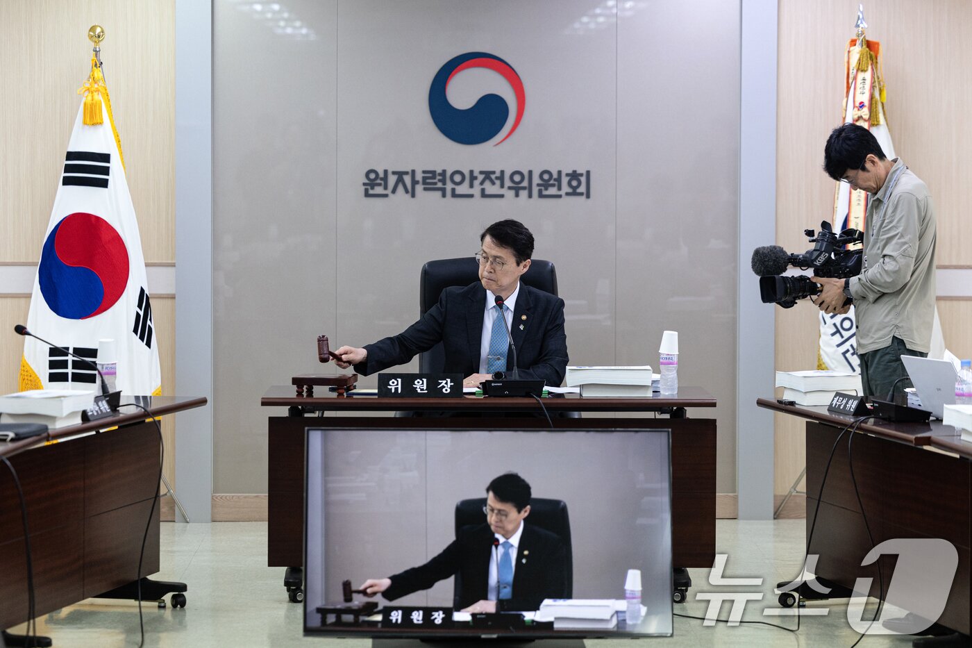 본문 이미지 - 최원호 원자력안전위원회 위원장이 26일 오전 서울 중구 원자력안전위원회&#40;원안위&#41;에서 열린 제216회 전체회의를 주재하고 있다.2025.6.26/뉴스1 ⓒ News1 이승배 기자
