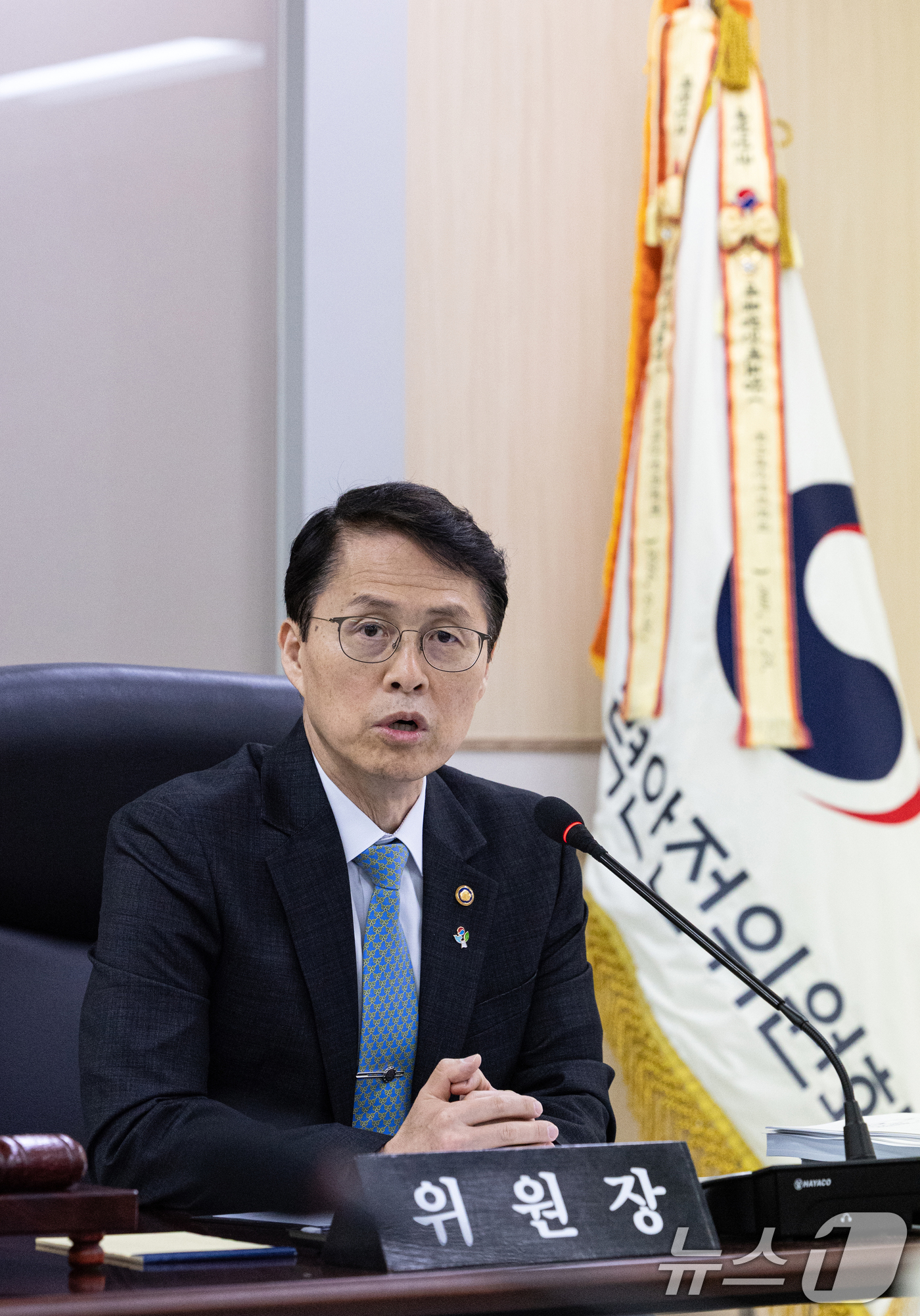 (서울=뉴스1) 이승배 기자 = 최원호 원자력안전위원회 위원장이 26일 오전 서울 중구 원자력안전위원회(원안위)에서 열린 제216회 전체회의를 주재하고 있다.원안위는 이날 전체회의 …