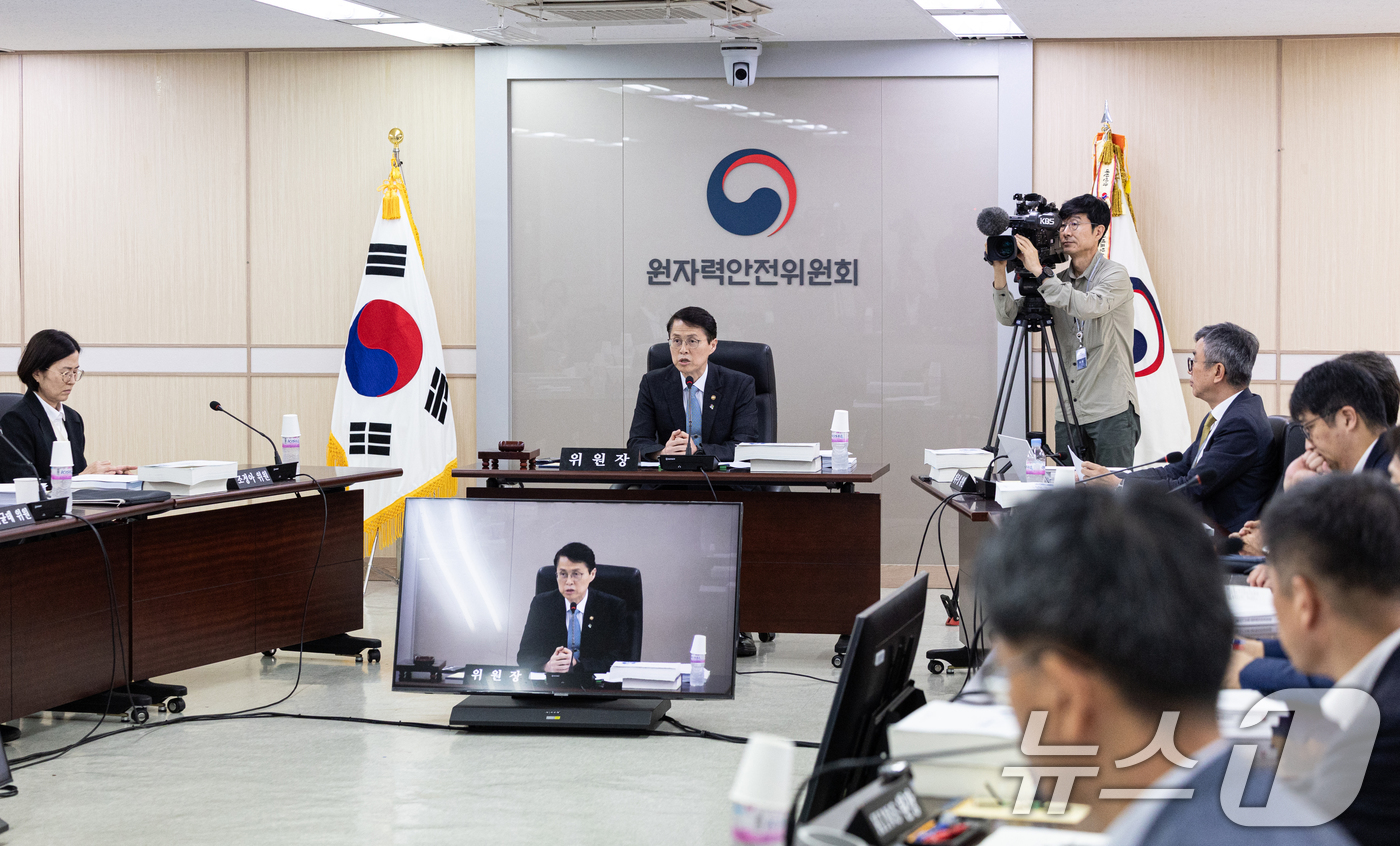 (서울=뉴스1) 이승배 기자 = 최원호 원자력안전위원회 위원장이 26일 오전 서울 중구 원자력안전위원회(원안위)에서 열린 제216회 전체회의를 주재하고 있다.원안위는 이날 전체회의 …
