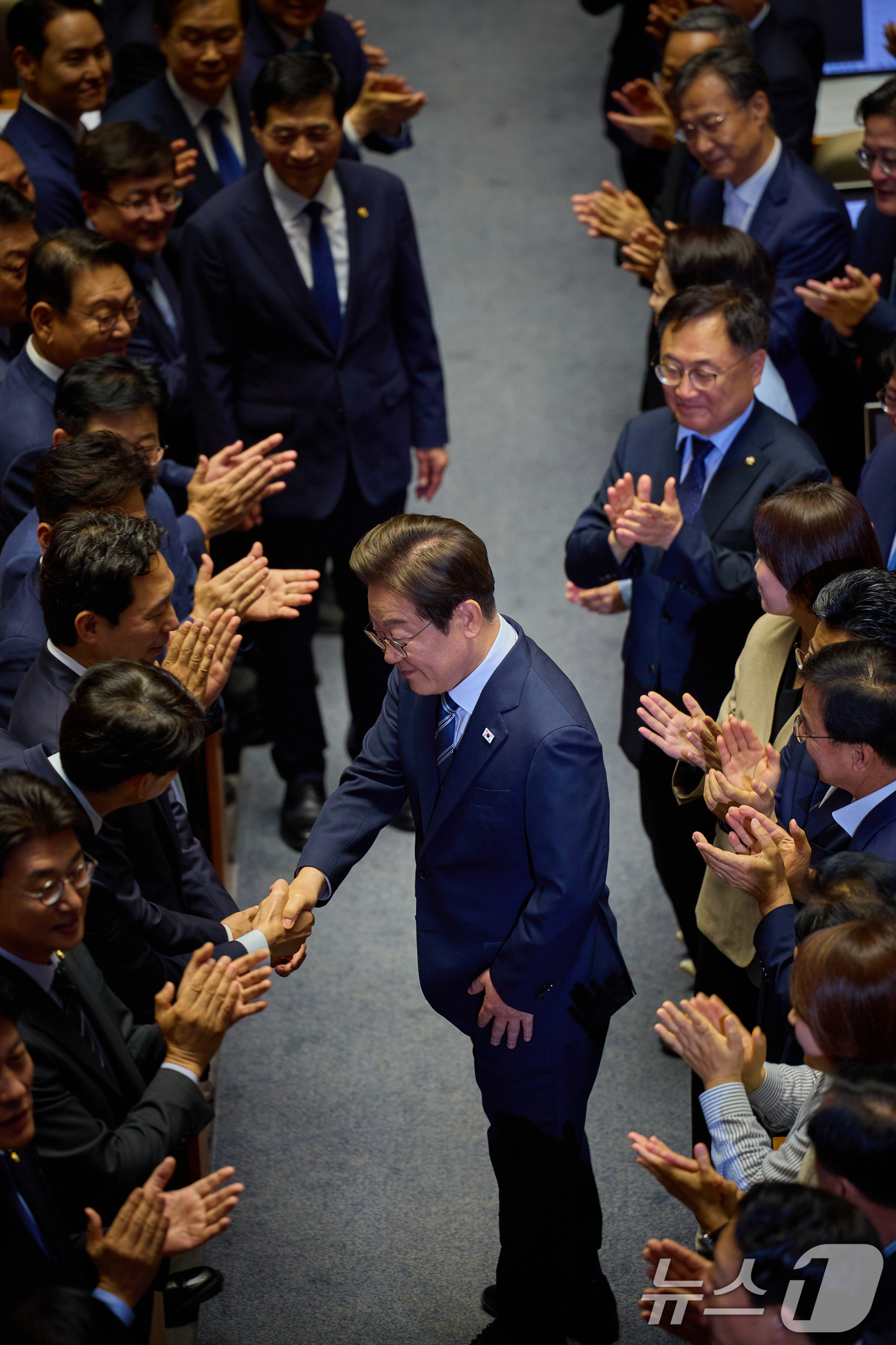 (서울=뉴스1) 허경 기자 = 이재명 대통령이 26일 서울 여의도 국회에서 추가경정예산(추경) 시정연설에 하기 앞서 더불어민주당 의원들과 인사를 나누고 있다. (대통령실 제공. 재 …