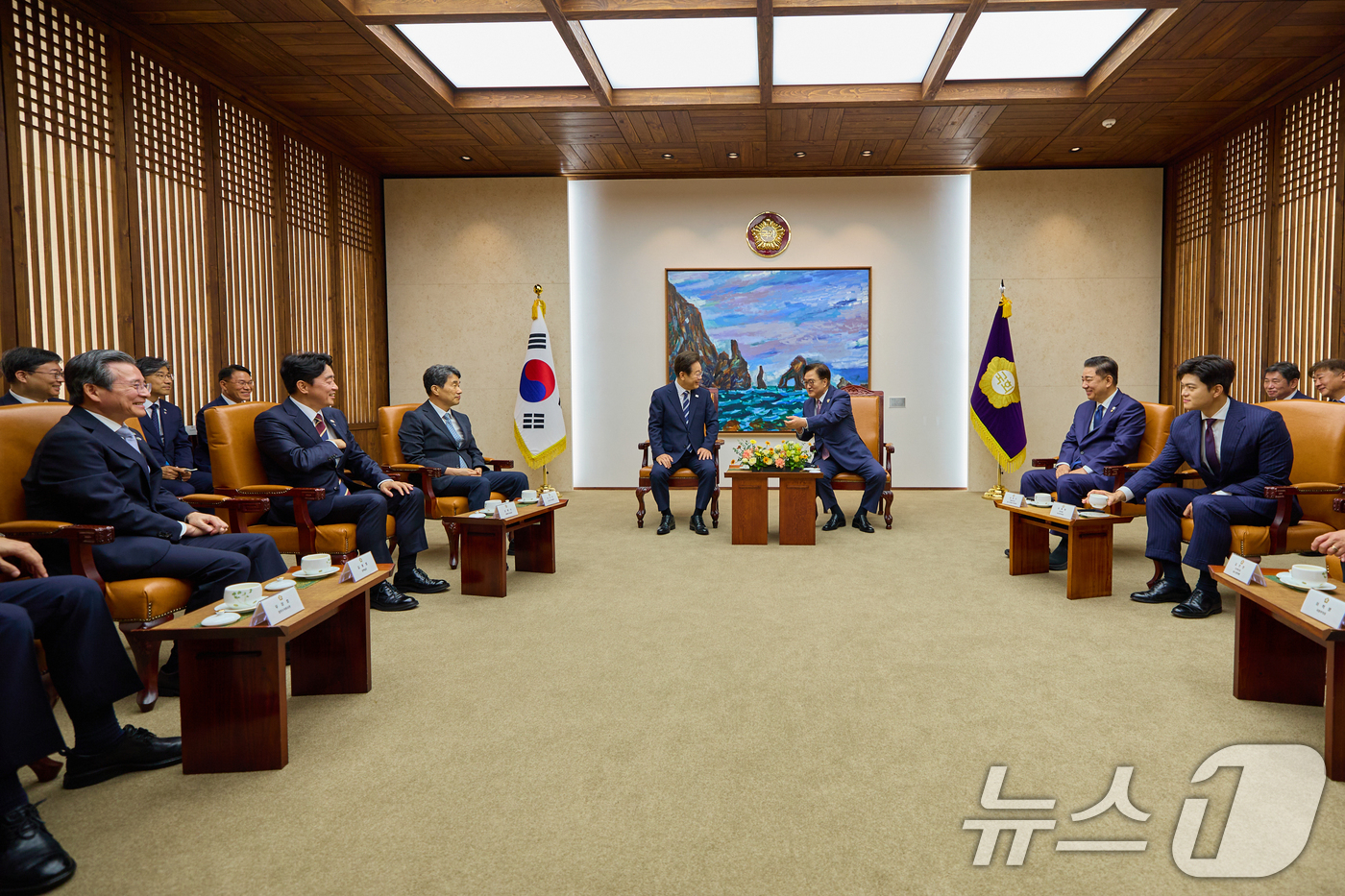 (서울=뉴스1) 허경 기자 = 이재명 대통령이 26일 서울 여의도 국회에서 추가경정예산(추경) 시정연설에 하기 앞서 우원식 국회의장과 환담하고 있다. (대통령실 제공. 재판매 및 …