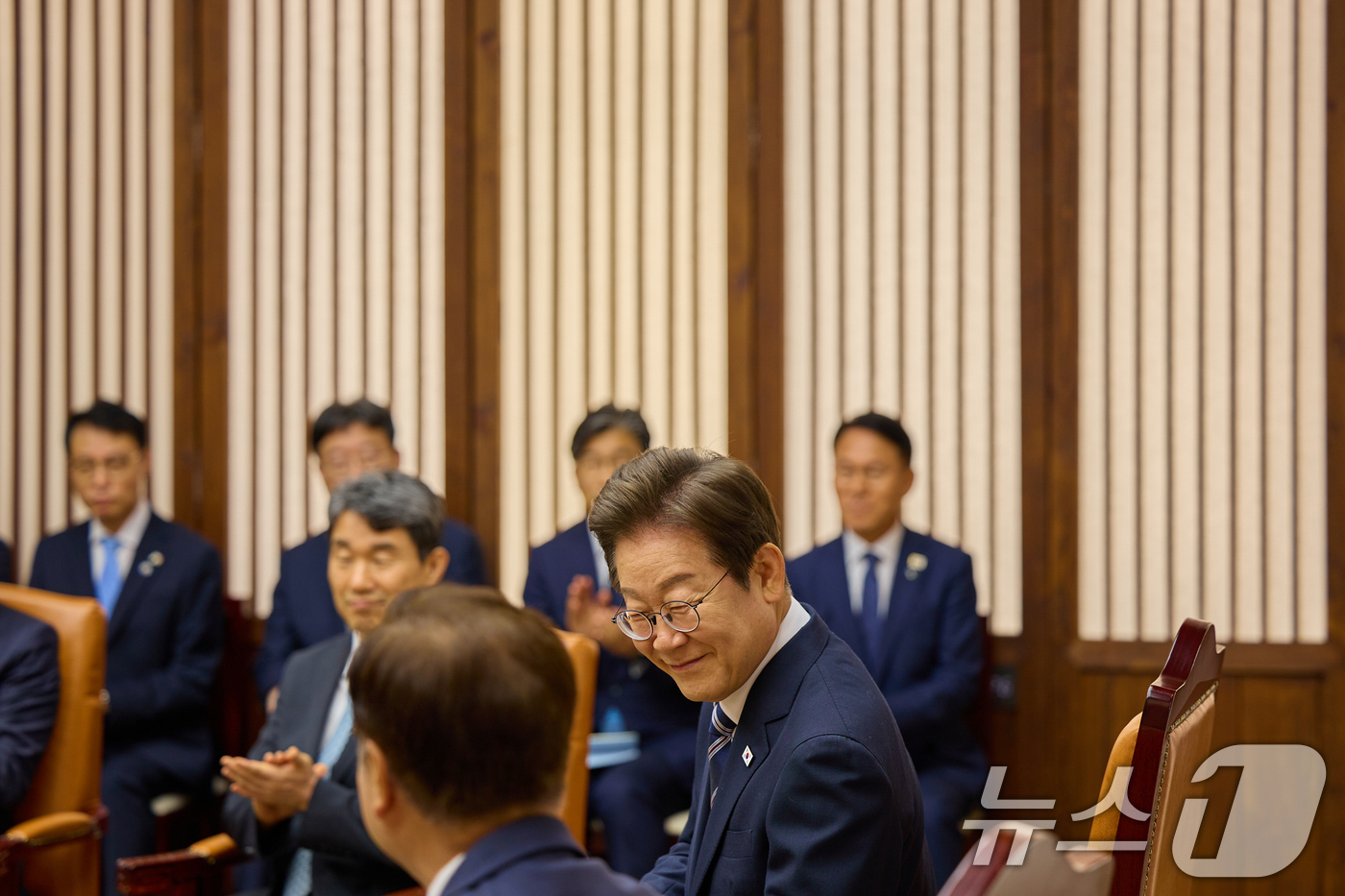 (서울=뉴스1) 허경 기자 = 이재명 대통령이 26일 서울 여의도 국회에서 추가경정예산(추경) 시정연설에 하기 앞서 우원식 국회의장과 환담하고 있다. (대통령실 제공. 재판매 및 …