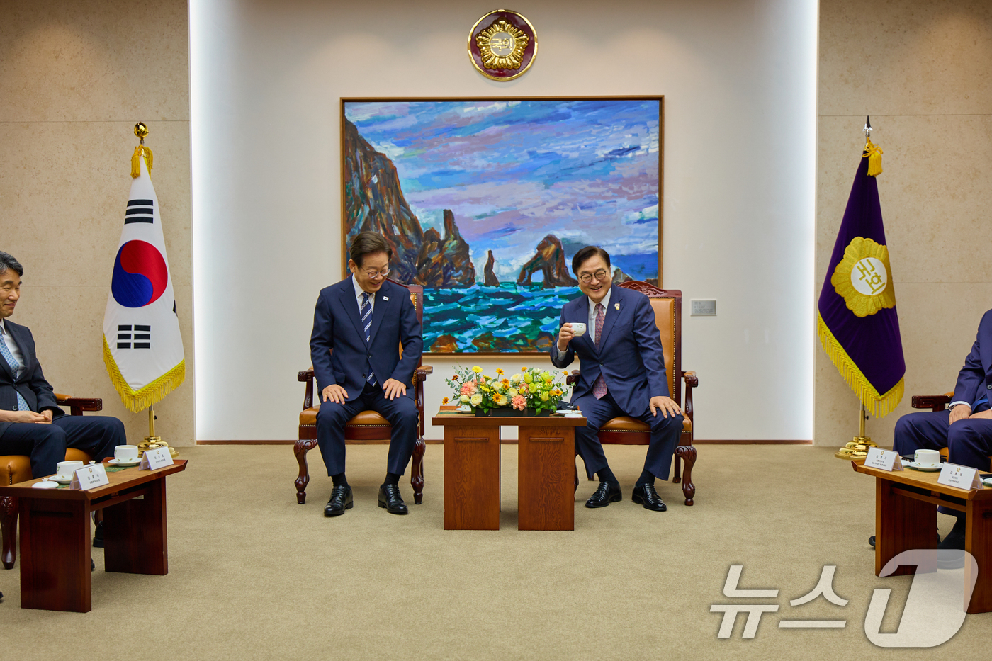 (서울=뉴스1) 허경 기자 = 이재명 대통령이 26일 서울 여의도 국회에서 추가경정예산(추경) 시정연설에 하기 앞서 우원식 국회의장과 환담하고 있다. (대통령실 제공. 재판매 및 …