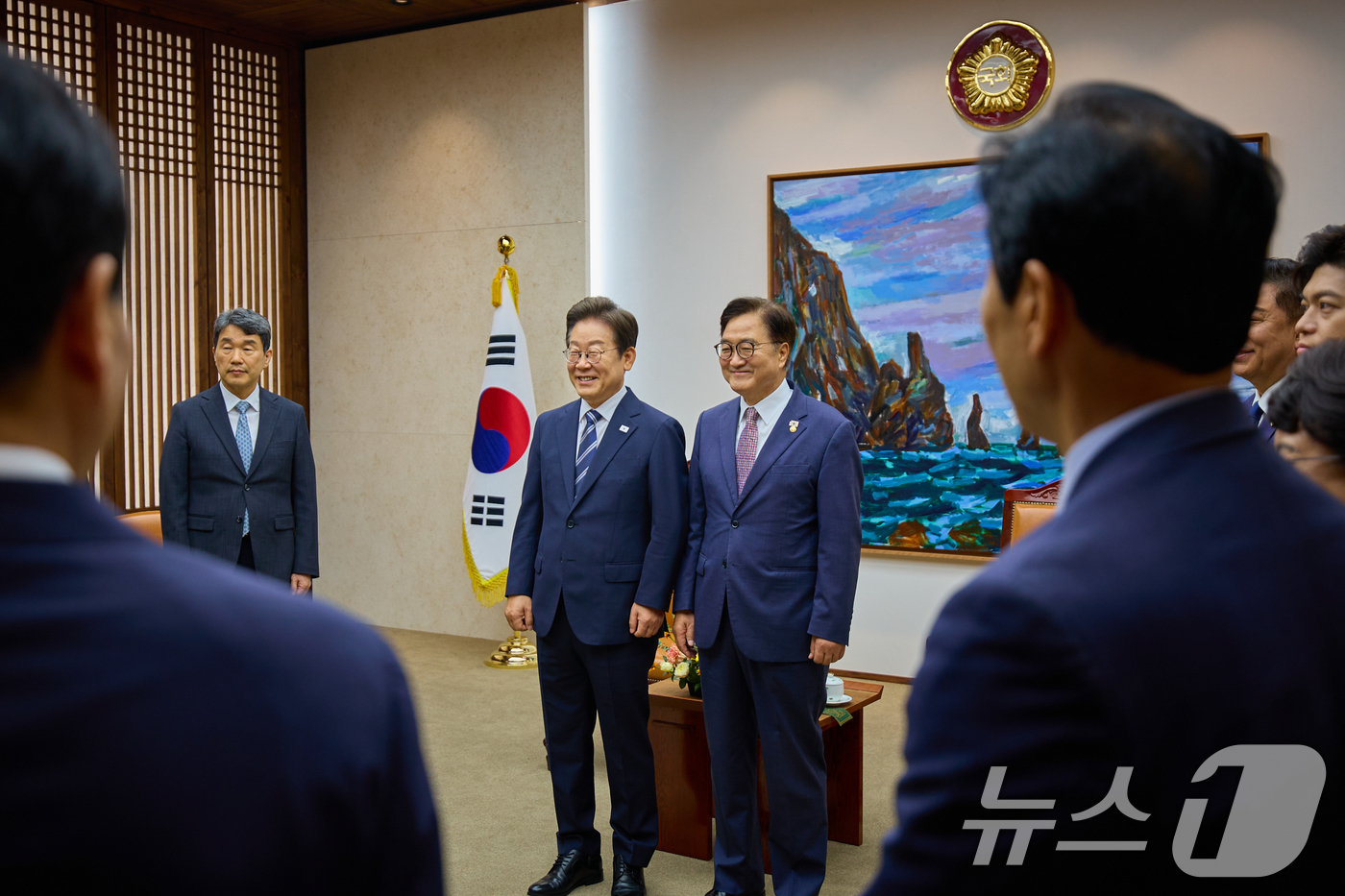 (서울=뉴스1) 허경 기자 = 이재명 대통령이 26일 서울 여의도 국회에서 추가경정예산(추경) 시정연설에 하기 앞서 우원식 국회의장과 기념촬영을 하고 있다. (대통령실 제공. 재판 …