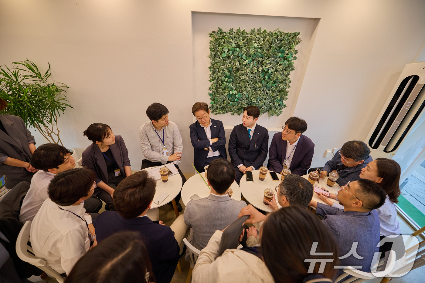 (서울=뉴스1) 허경 기자 = 이재명 대통령이 26일 서울 용산구 대통령실 인근 한 카페에서 출입기자단과 차담회를 하고 있다. (대통령실 제공. 재판매 및 DB 금지) 2025.6 …