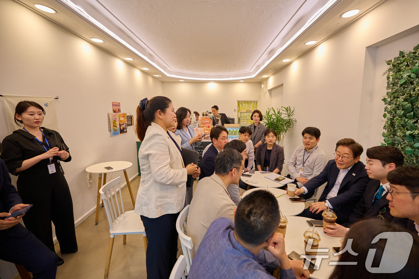 (서울=뉴스1) 허경 기자 = 이재명 대통령이 26일 서울 용산구 대통령실 인근 한 카페에서 출입기자단과 차담회를 하고 있다. (대통령실 제공. 재판매 및 DB 금지) 2025.6 …