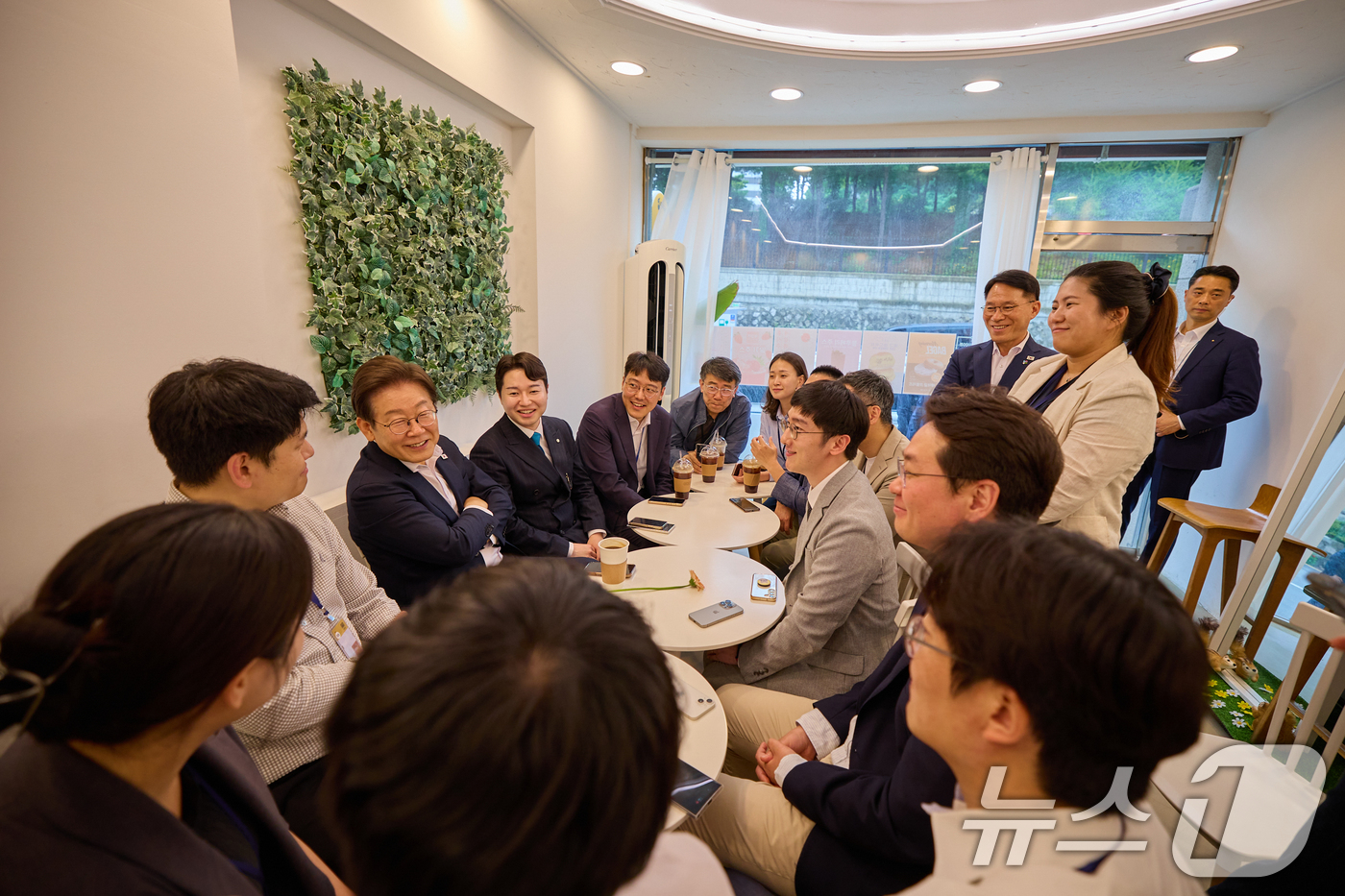 (서울=뉴스1) 허경 기자 = 이재명 대통령이 26일 서울 용산구 대통령실 인근 한 카페에서 출입기자단과 차담회를 하고 있다. (대통령실 제공. 재판매 및 DB 금지) 2025.6 …