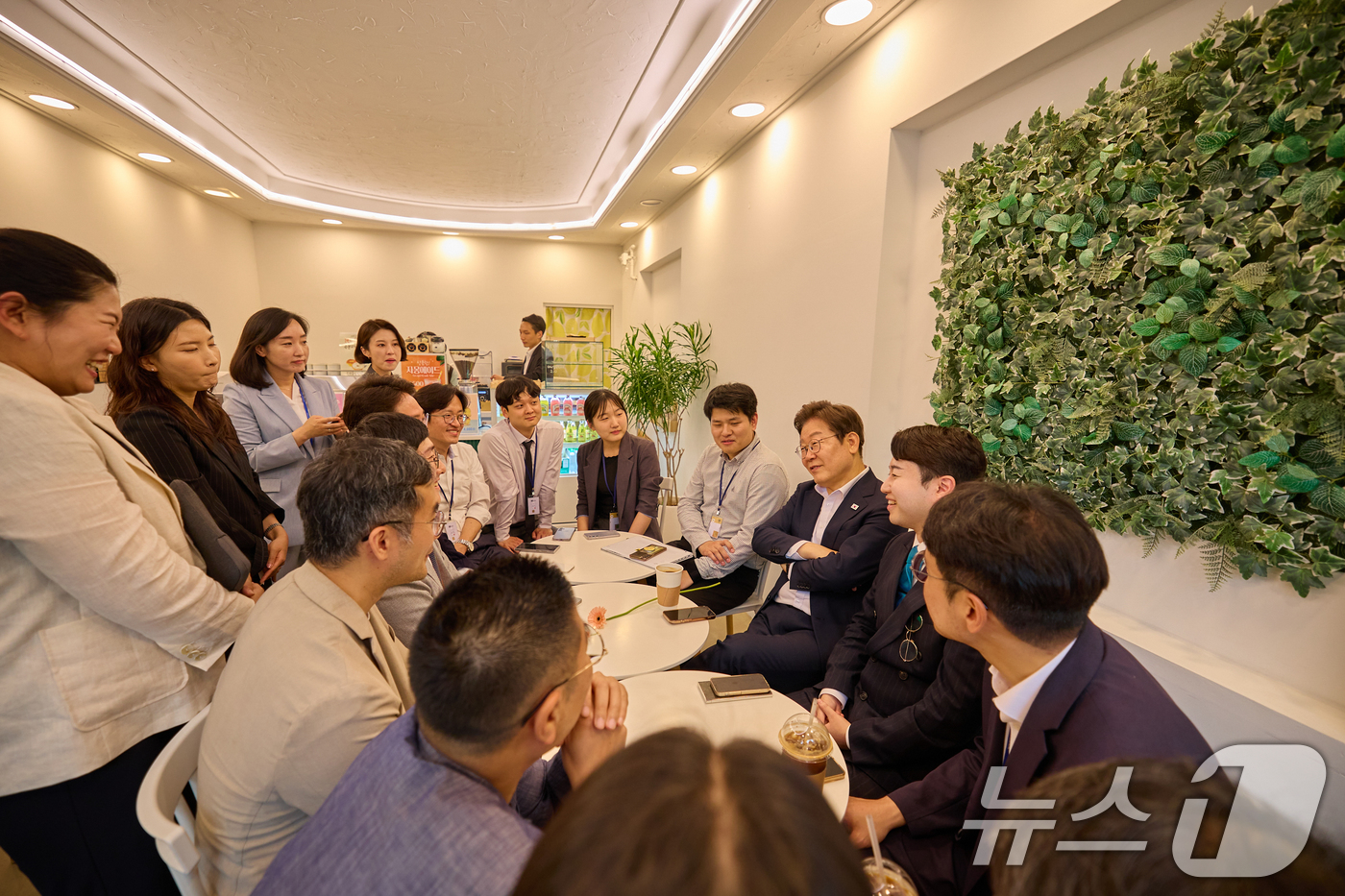 (서울=뉴스1) 허경 기자 = 이재명 대통령이 26일 서울 용산구 대통령실 인근 한 카페에서 출입기자단과 차담회를 하고 있다. (대통령실 제공. 재판매 및 DB 금지) 2025.6 …