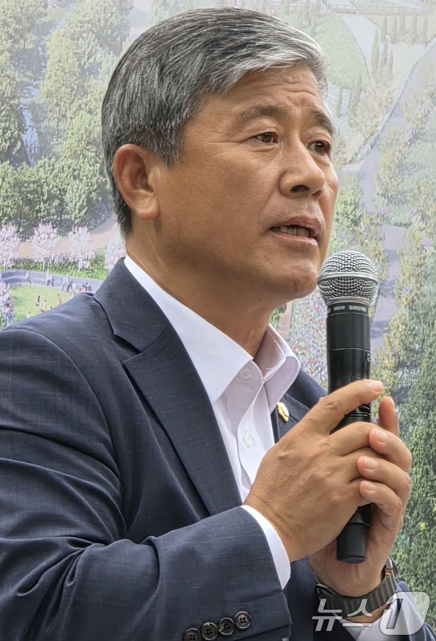 (구미=뉴스1) 정우용 기자 = 양진오 구미시의회 부의장이 26일 선산읍 노상리에서 열린 선산산림휴양타운 기공식에서 인사말을 하고 있다.120㏊ 규모의 휴양타운은 322억 원을 들 …