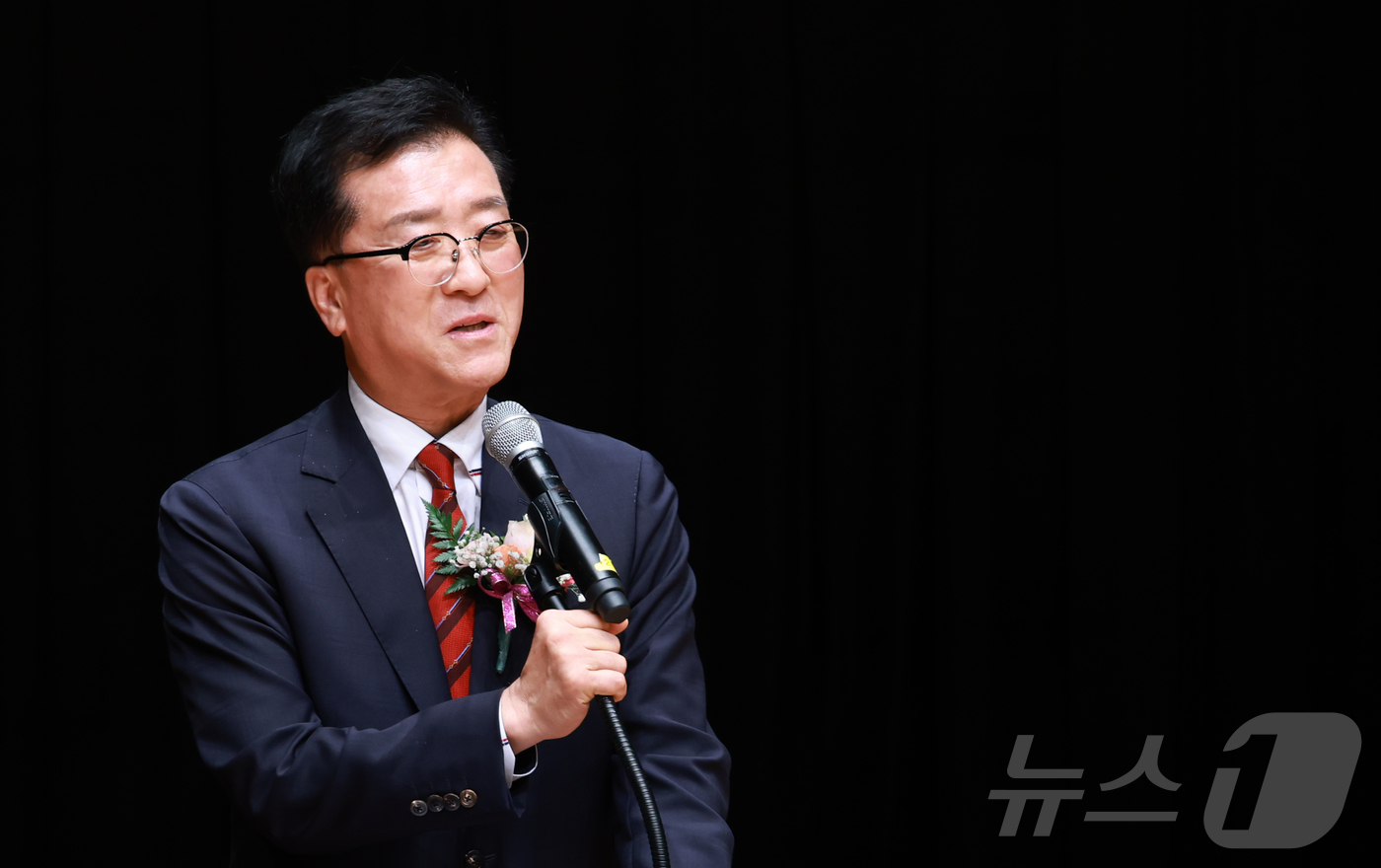 (대전=뉴스1) 이동원 기자 = 조원휘 대전시의회 의장은 26일 대전예술가의집(중구 문화동)에서 개최된 2025 대전광역시 제55회 공예품대전 및 제28회 관광기념품 공모전에 참석 …