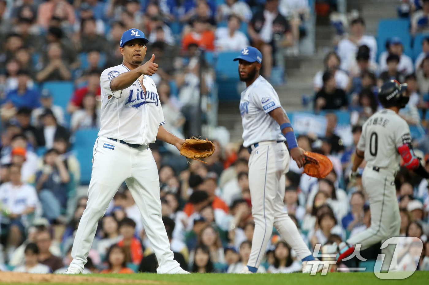 (대구=뉴스1) 공정식 기자 = 26일 오후 대구 수성구 삼성라이온즈파크에서 열린 프로야구 '2025 신한 SOL뱅크 KBO 리그' 한화 이글스와 삼성 라이온즈의 경기, 4회초 1 …