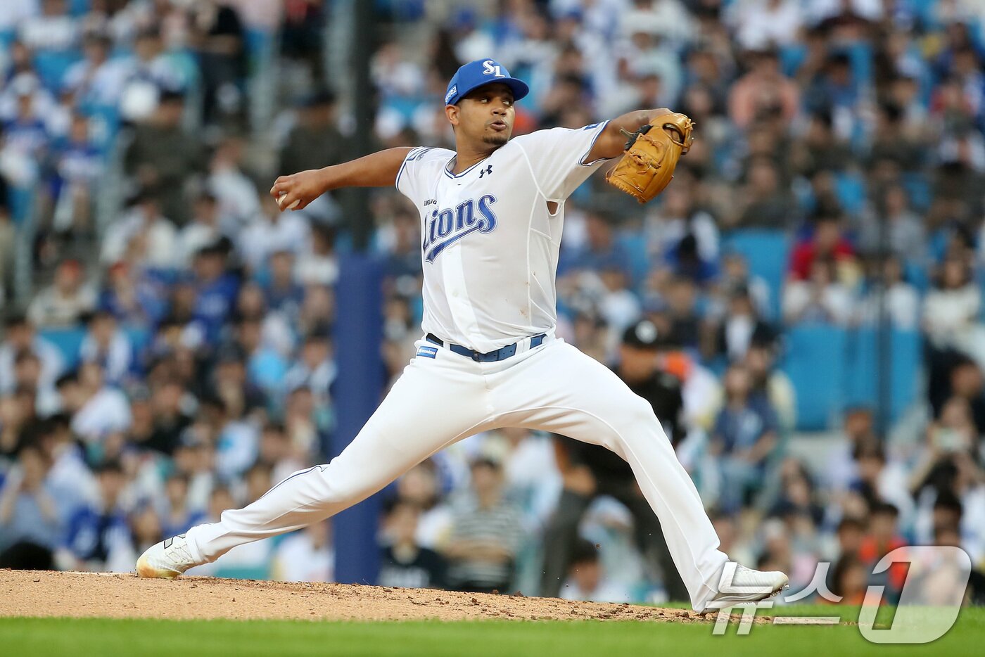 본문 이미지 - 26일 오후 대구 수성구 삼성라이온즈파크에서 열린 프로야구 '2025 신한 SOL뱅크 KBO 리그' 한화 이글스와 삼성 라이온즈의 경기, 삼성 선발 가라비토가 역투하고 있다. 2025.6.26/뉴스1 ⓒ News1 공정식 기자