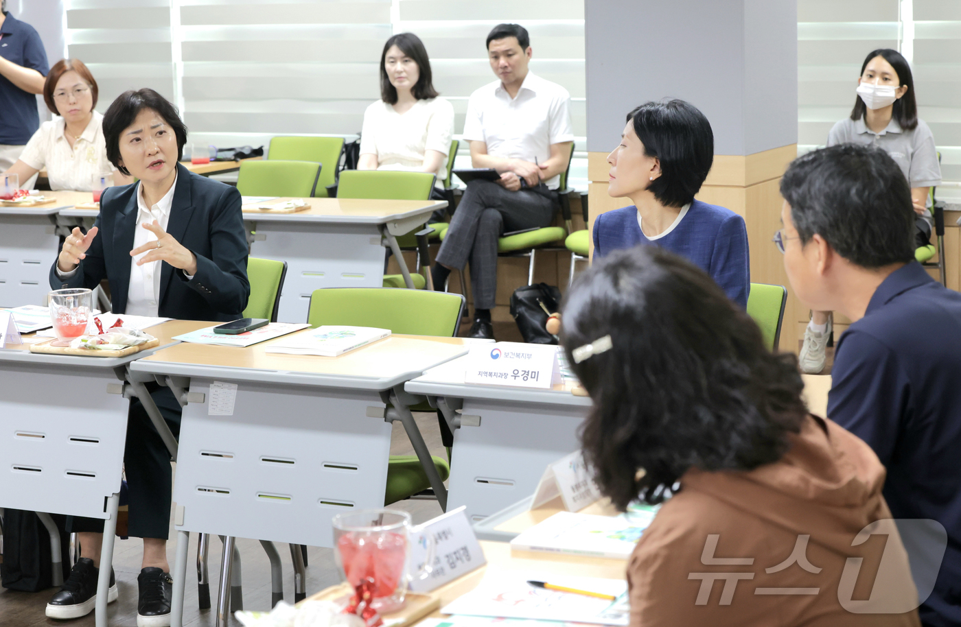 (서울=뉴스1) 포토공용 기자 = 보건복지부 차관으로 임명된 이스란 차관이 26일 서울 관악구 신림종합사회복지관에서 간담회를 하고 있다. (보건복지부 제공, 재판매 및 DB금지) …