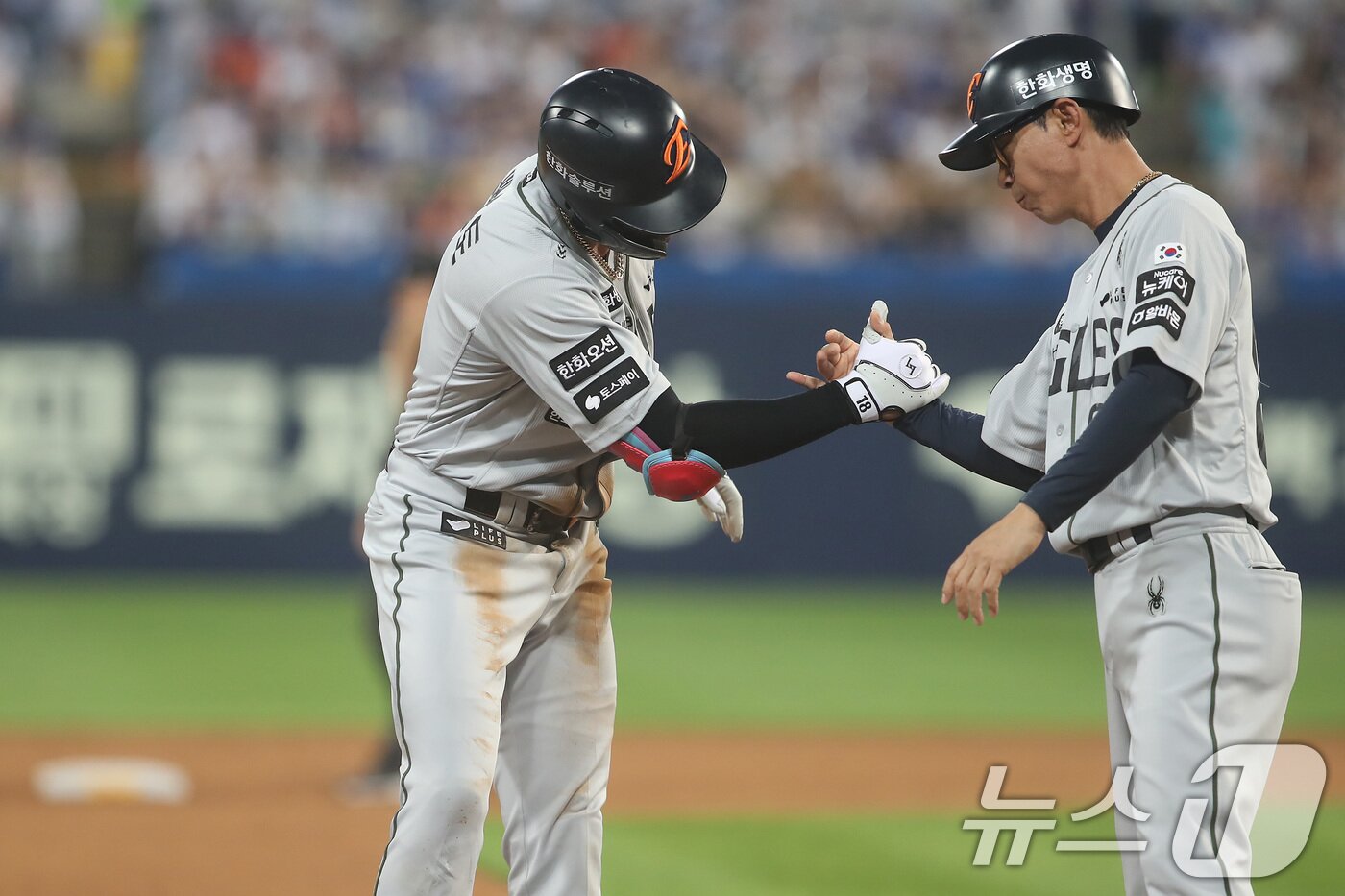 본문 이미지 - 26일 오후 대구 수성구 삼성라이온즈파크에서 열린 프로야구 '2025 신한 SOL뱅크 KBO 리그' 한화 이글스와 삼성 라이온즈의 경기, 6회초 2사 1,2루 상황 한화 2번타자 리베라토가 좌익수방면 2타점 역전 적시타를 때린 뒤 3루에서 김재걸 코치와 기쁨을 나누고 있다. 2025.6.26/뉴스1 ⓒ News1 공정식 기자