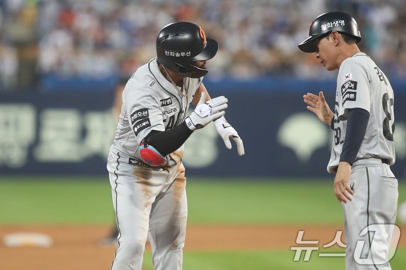 본문 이미지 - 26일 오후 대구 수성구 삼성라이온즈파크에서 열린 프로야구 '2025 신한 SOL뱅크 KBO 리그' 한화 이글스와 삼성 라이온즈의 경기, 6회초 2사 1,2루 상황 한화 2번타자 리베라토가 좌익수방면 2타점 역전 적시타를 때린 뒤 3루에서 김재걸 코치와 기쁨을 나누고 있다. 2025.6.26/뉴스1 ⓒ News1 공정식 기자