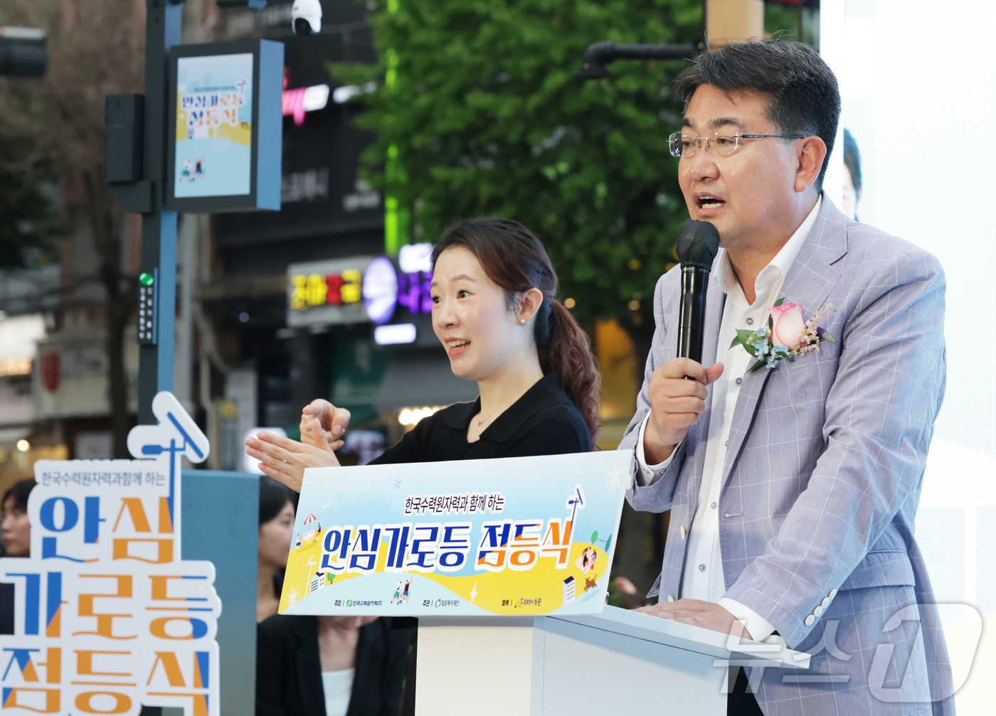 (서울=뉴스1) = 오승록 노원구청장이 26일 오후 서울 노원구 공릉동 경춘선 숲길 일대에서 열린 ‘안심가로등플러스 점등식’에 참석해 인사말을 하고 있다. (노원구 제공, 재판매 …