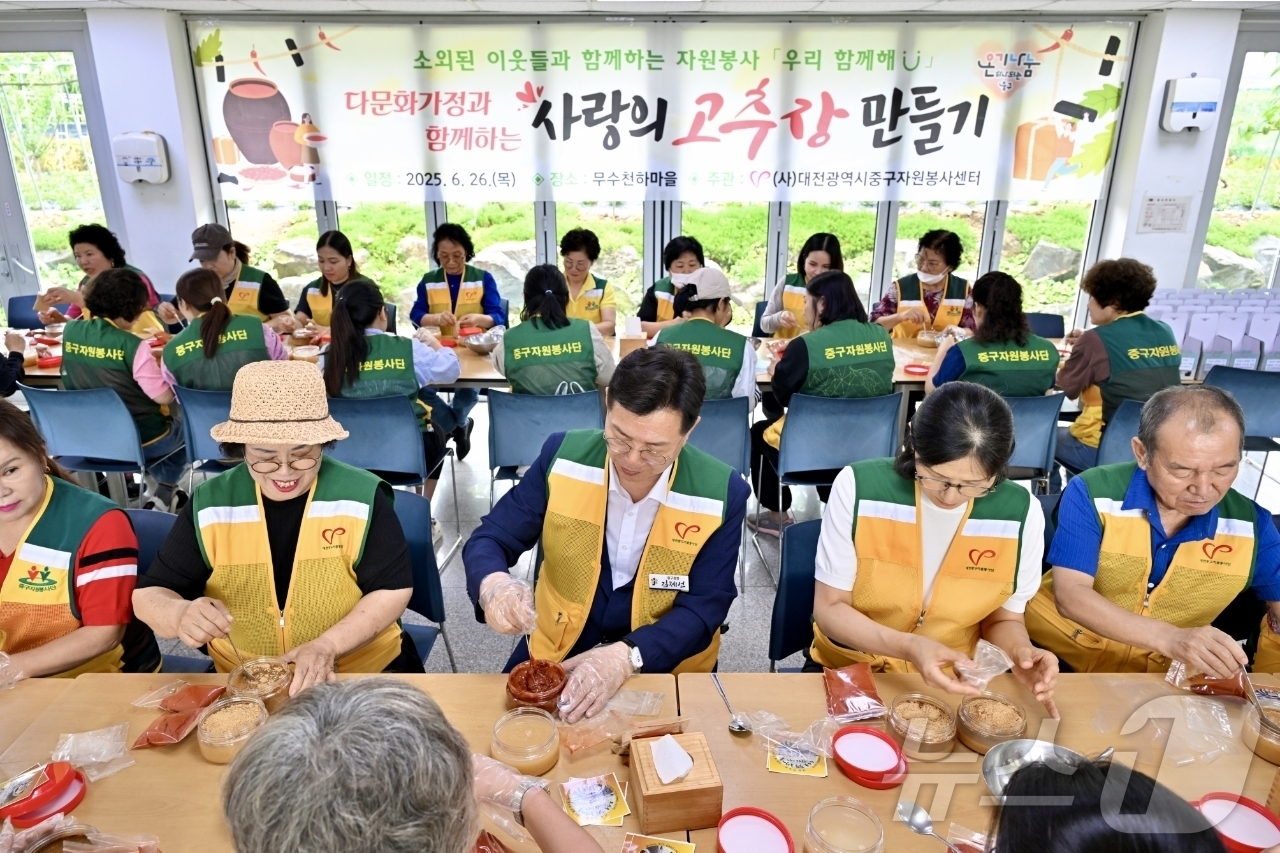 (대전=뉴스1) 김기태 기자 = 김제선 대전 중구청장이 26일 중구 무수동 다목적회관에서 열린 '다문화 가정과 함께하는 전통 고추장 만들기’ 행사에 참석해 고추장을 만들고 있다. …