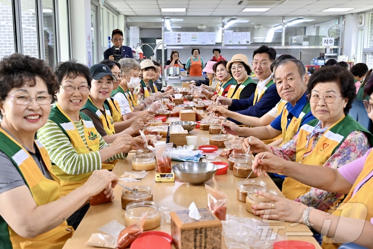 (대전=뉴스1) 김기태 기자 = 김제선 대전 중구청장이 26일 중구 무수동 다목적회관에서 열린 '다문화 가정과 함께하는 전통 고추장 만들기’ 행사에 참석해 고추장을 만들고 있다. …