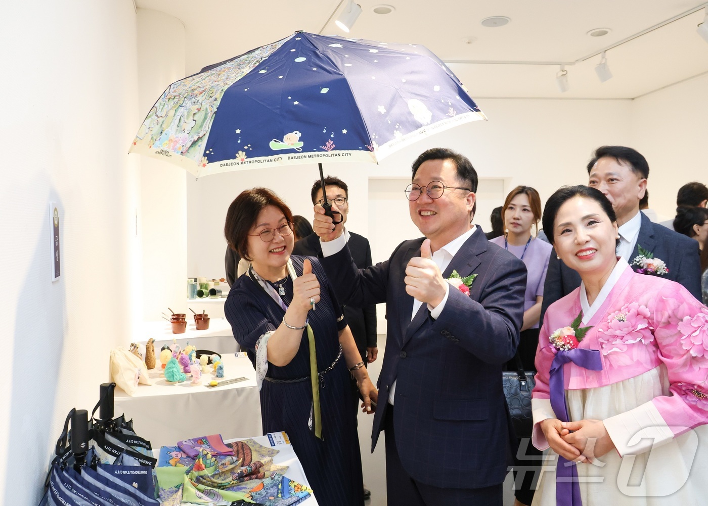 (대전=뉴스1) 김기태 기자 = 이장우 대전시장이 26일 대전예술가의집에서 열린 ‘제28회 관광기념품 공모전’ 시상식에 참석해 수상 작품을 관람하고 있다.이번 공모전은 ‘꿈씨패밀리 …