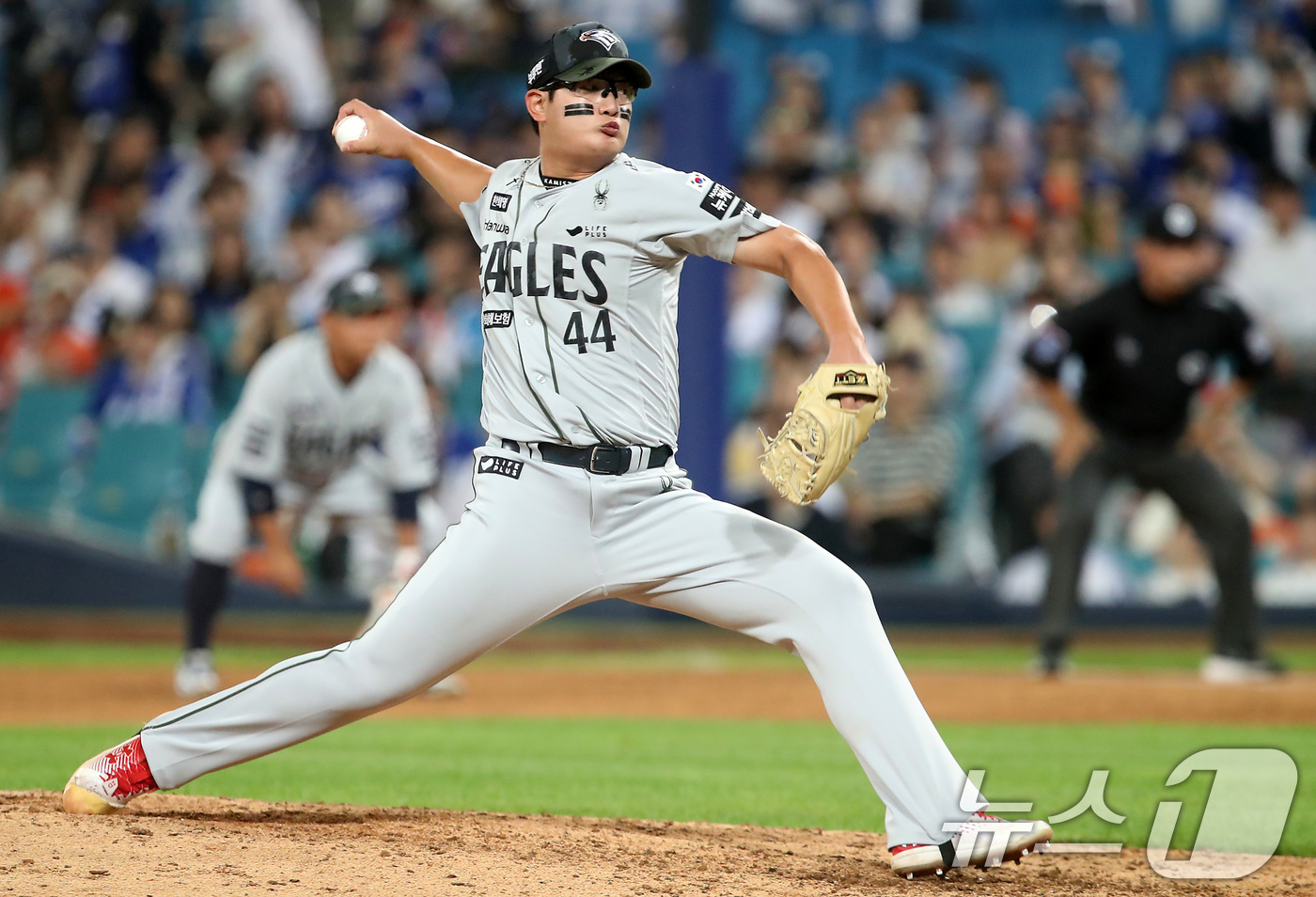 (대구=뉴스1) 공정식 기자 = 26일 오후 대구 수성구 삼성라이온즈파크에서 열린 프로야구 '2025 신한 SOL뱅크 KBO 리그' 한화 이글스와 삼성 라이온즈의 경기, 9회말 한 …