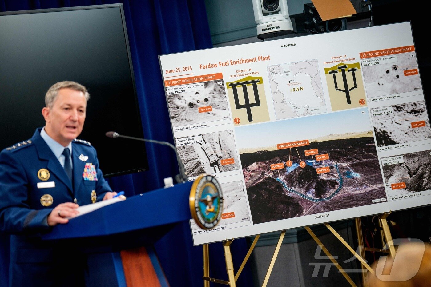 본문 이미지 - 26일&#40;현지시간&#41; 댄 케인 미국 합동참모본부의장이 버지니아주 알링턴의 펜타곤에서 열린 기자 회견에서 이란의 포르도 핵농축 시설 공격 개요에 대해 설명하고 있다. 미군은 지난 21일 이란의 포르도, 나탄즈, 이스파한 등 3곳의 핵시설에 대한 공습을 감행했으며, 지하 90~100m 깊이에 건설된 포르도에 대해서는 이번 이란 공격에 사용된 초대형 관통 폭탄&#40;Massive Ordnance Penetrator&#41; GBU-57 벙커버스터 총 14발 중 12발을 집중적으로 투하했다. 케인 합참의장은 &#34;15년간 국방위협감소국&#40;DTRA&#41; 요원들이 포르도 시설을 분석해 왔고, 맞춤형 무기인 GBU-57을 개발해 지질, 구조, 환기구 위치, 콘크리트 캡 두께까지 고려해 정밀 타격했다＂라고 밝헜다.2025.06.26 ⓒ AFP=뉴스1 ⓒ News1 류정민 특파원